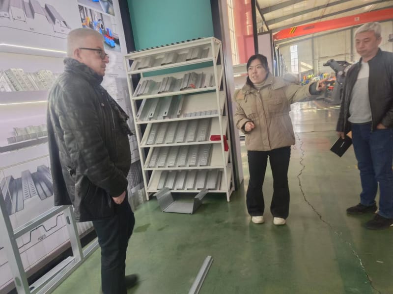 出口沙特地区的型钢机设备，yh533388银河冷弯工程师展实力以专业攻克小边与腰高难题