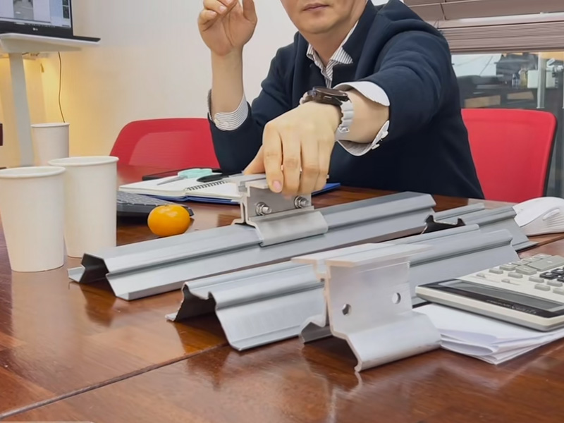 跳出 “内卷” 漩涡！yh533388银河冷弯联合韩方研发光伏屋面板型，迈向绿色能源新时代